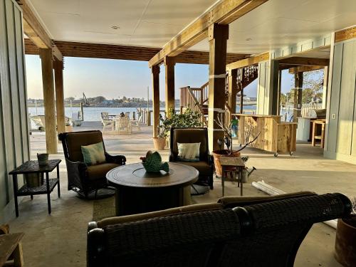 Waterfront Guesthouse on Key Allegro/Little Bay with dock in Rockport, USA
