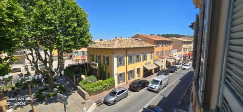 Chic duplex in Saint-Tropez with parking - image 3