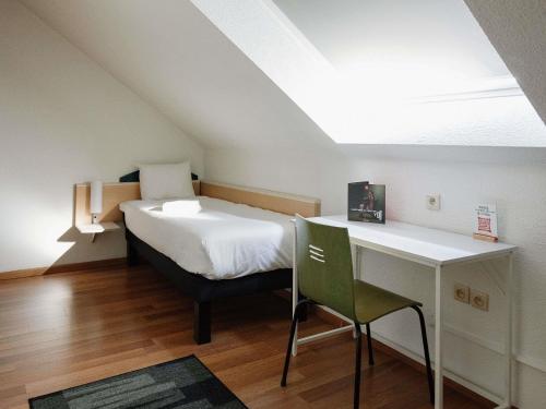 1 double bed, 1 twin bed