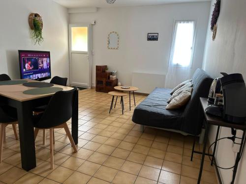 Appartement T2 avec terrasse privée, 4 couchages, tout proche de la cure thermale, centre-ville