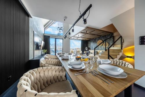 Crystal Pine Luxury Villas with Jacuzzi & Sauna by BQQK – khách sạn tại Cyrhla