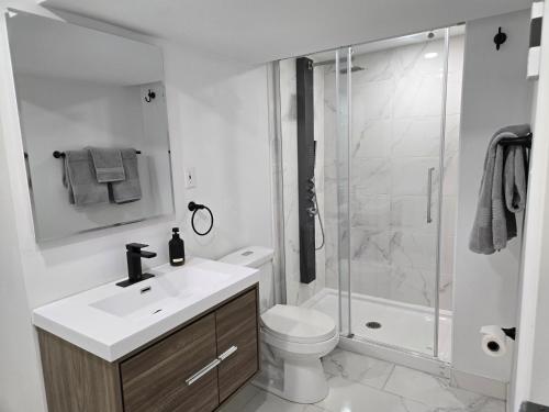 Private Entry-Modern & Bright Longueuil Suite – khách sạn tại Saint-Hubert