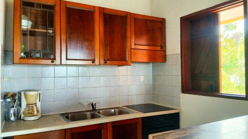 Appartement avec vue mer, terrasse et piscine au Gosier in มาเร่ เกลลาร์ด