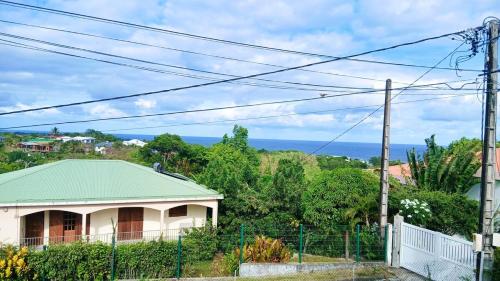 Appartement avec vue mer, terrasse et piscine au Gosier in มาเร่ เกลลาร์ด