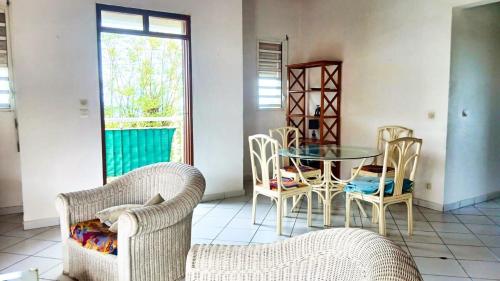 Appartement avec vue mer, terrasse et piscine au Gosier in มาเร่ เกลลาร์ด