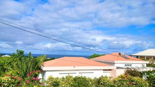 Appartement avec vue mer, terrasse et piscine au Gosier in มาเร่ เกลลาร์ด
