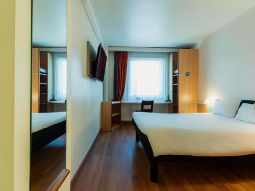 1 queen bed, 1 twin bed