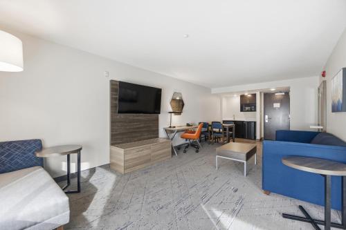 Holiday Inn Express & Suites Raleigh West - Lenovo Center by IHG