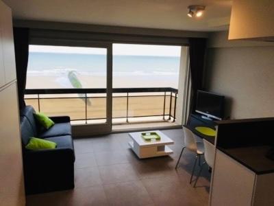 Volledig gerenoveerde studio voor 4 personen met frontaal zeezicht op de zeedijk van Westende – khách sạn tại Westende-Bad