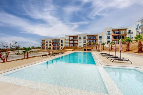 Gorgeous dog-friendly apartment with balcony, open layout, heated pool, & AC – khách sạn tại Los Cangrejos