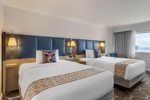 2 queen beds