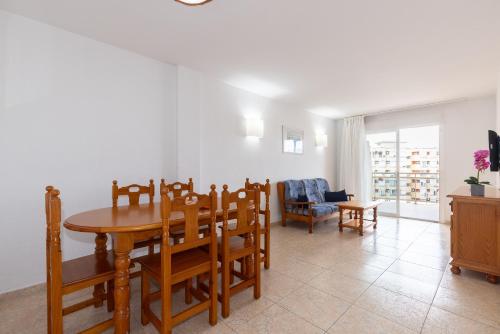 2 bedrooms, 5 beds