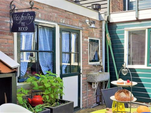 A szálláshely kívülről, Het Vissershuisje in Edam-Volendam