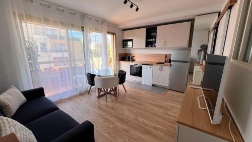 Fully renovated studio, terrace, parking, beach 3 min walk