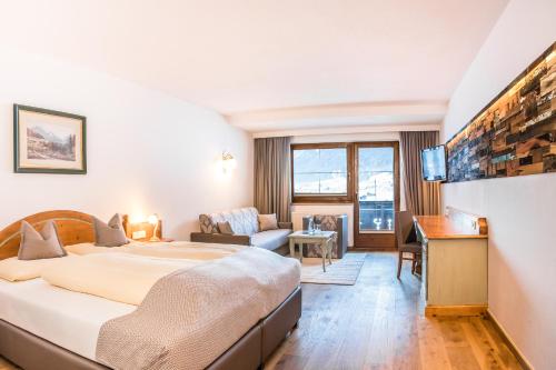 1 queen bed, 2 sofa beds