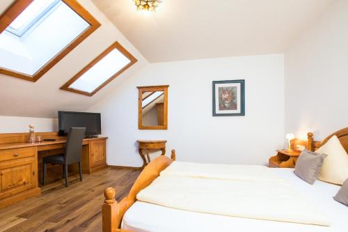 2 queen beds, 1 sofa bed