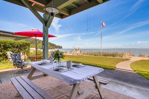 Beachfront Oasis! Luxe Lummi Island Retreat in Lummi Island