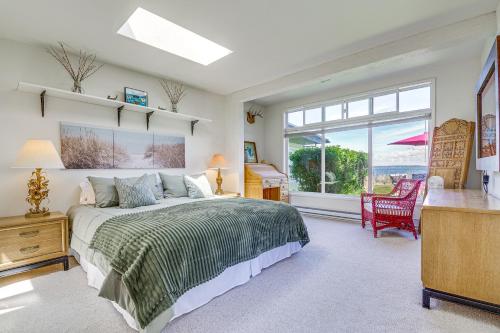 Beachfront Oasis! Luxe Lummi Island Retreat in Lummi Island