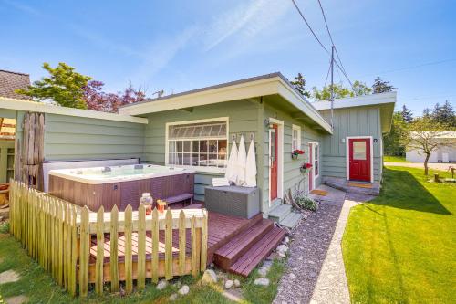 Beachfront Oasis! Luxe Lummi Island Retreat in Lummi Island