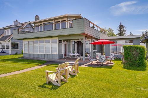 Beachfront Oasis! Luxe Lummi Island Retreat in Lummi Island