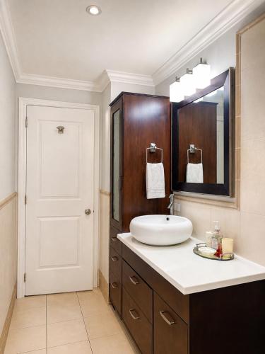 Exquisite One Bedroom Condo - image 4