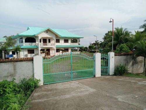 Bulls Guesthouse with seaview in Toledo City