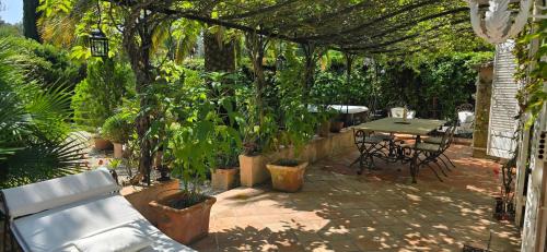 House with garden and jacuzzi - near city center - image 3