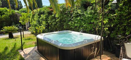 House with garden and jacuzzi - near city center - image 2