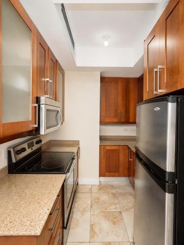 Stylish One Bedroom Condo - image 2