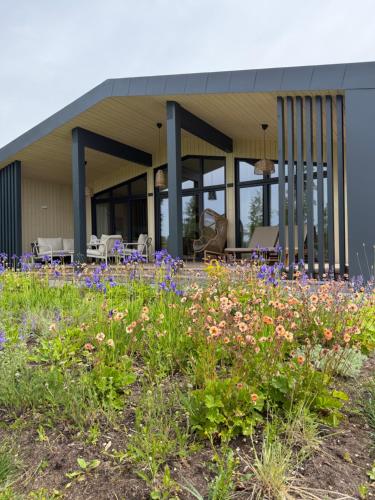 Nordic Zen Beach House in Skulte