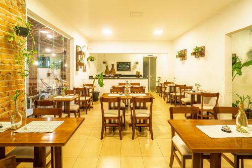 Restaurant, Hotel Rio Guaruja - "Sua casa na praia" near Bomboniere Boulevard
