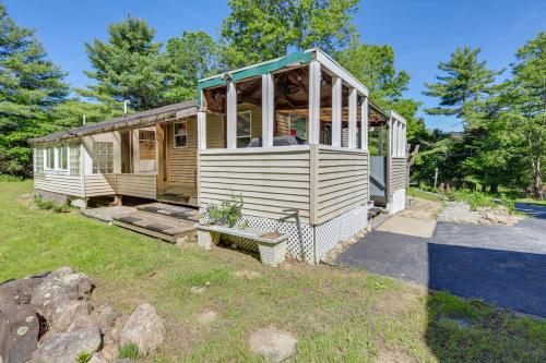 Cozy Lake Luzerne Home - 1 Mi to Wayside Beach! in Lake Luzerne, USA