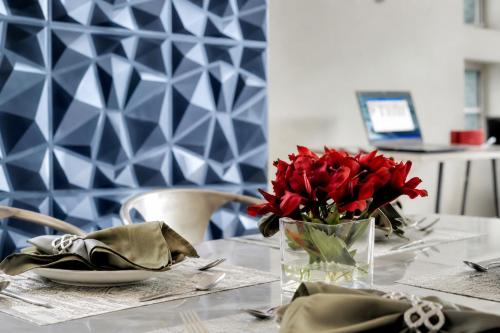 Chic Urban Oasis, Sleek Design, Designer Amenities and Private Patio Retreat in Sherman Oaks