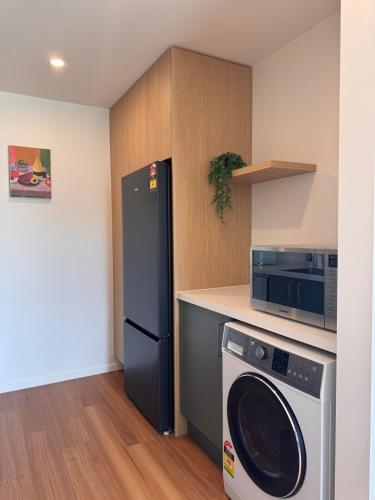 Private 2BR Unit and Parking, 5 min drive to Lake in Other