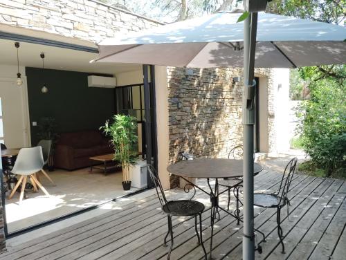 Maison individuelle jardin et balnéo – khách sạn tại Vallon de Coste