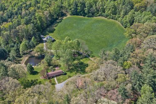 Dreamy Farmhouse in Mills River (NC)