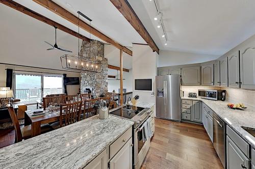 Youngs Mountain Hideaway in Lake Lure, USA