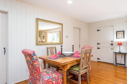 Sonshine Cottage in Hendersonville, USA