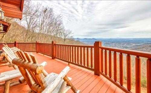 Hawks View Log Cabin in Lake Lure, USA