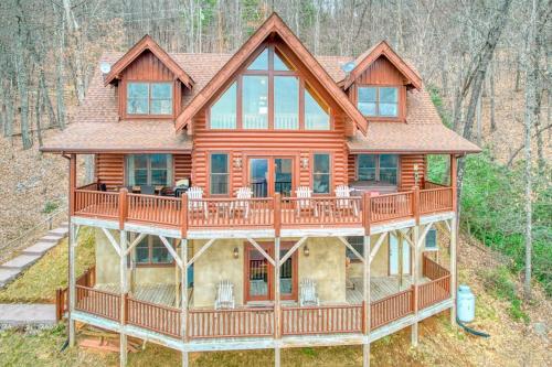Hawks View Log Cabin in Lake Lure, USA