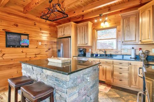 Hawks View Log Cabin in Lake Lure, USA