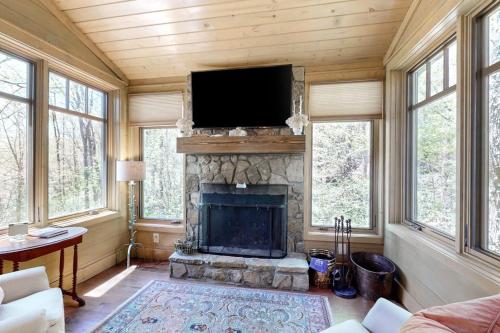 Chic Highlands Cabin in Highlands, USA