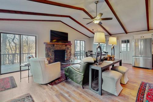 The Nunv Cabin in Brevard, USA