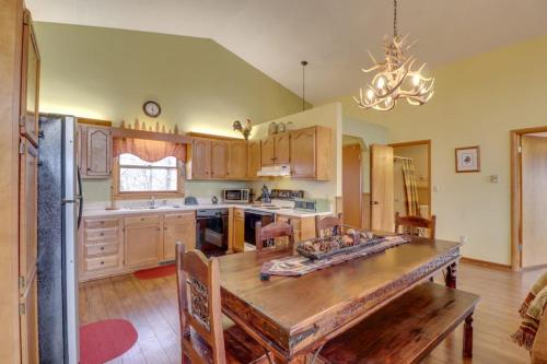 3 Bed 3 Bath Vacation home in Sylva in Sylva, USA