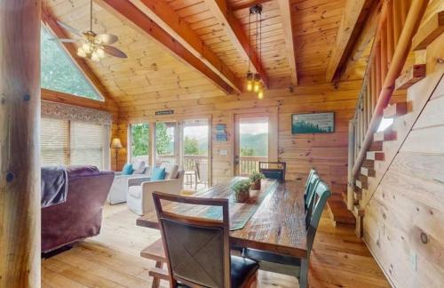4 Bed 4 Bath Vacation home in Sylva in Sylva, USA