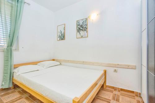 1 double bed, 1 twin bed, 1 sofa bed