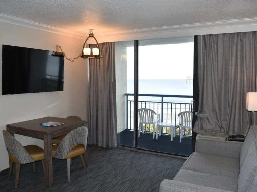 Oceanfront Unit with Private Balcony and Pool Access – khách sạn tại Khac