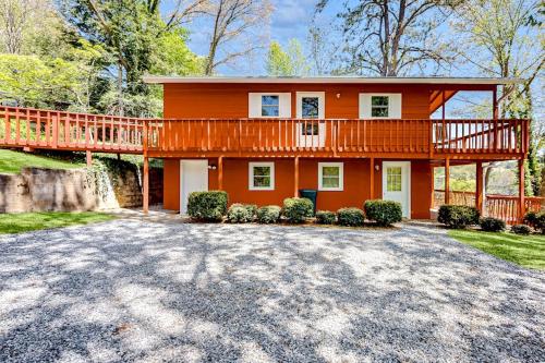 Little Red Cabin in Waynesville, USA