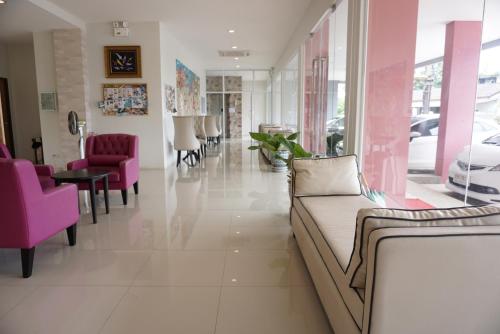 บริการและสิ่งอำนวยความสะดวก, ชมพู นครินทร์ อพาร์ตเมนต์ (Chompu Nakarin Apartment) in ตรัง
