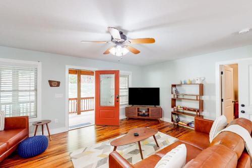 The Retreat at Fern Cove in Pisgah Forest, USA